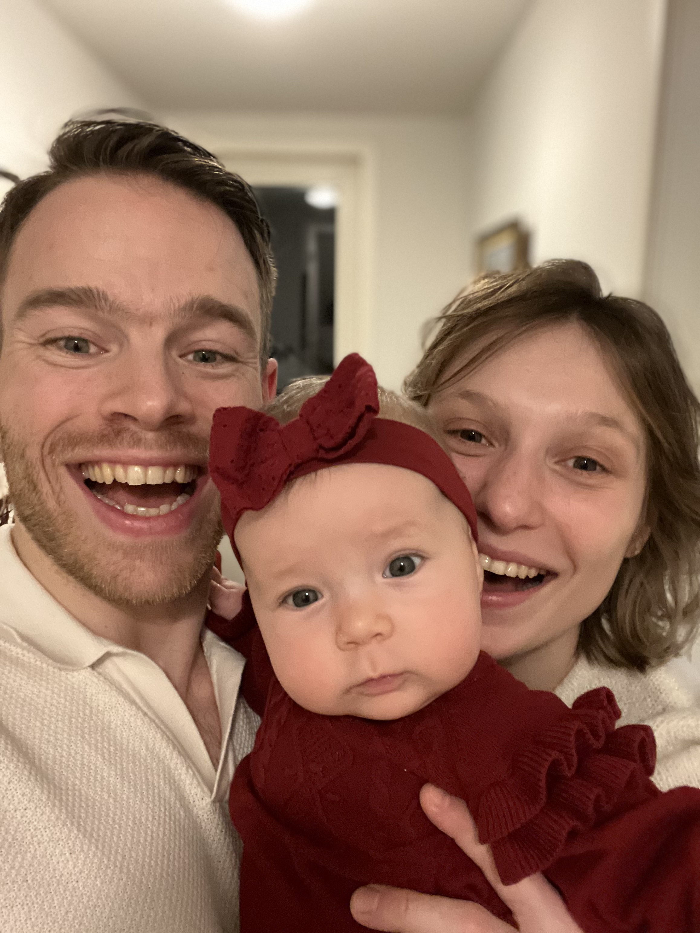 Romantisk bilde av Kristine og Halfdan i vakre omgivelser