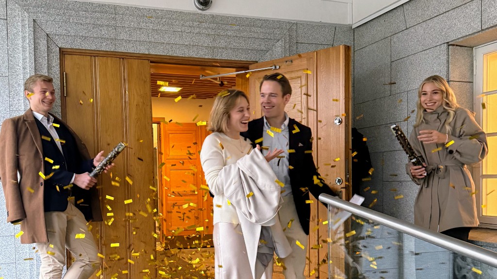 Kristine og Halfdan feirer med konfetti